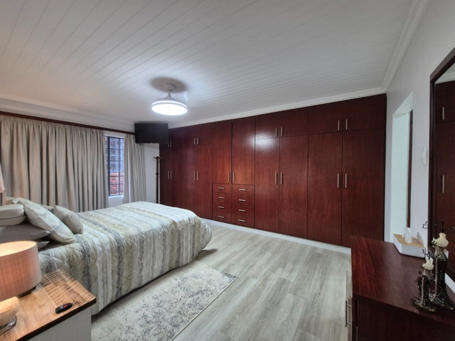 5 Bedroom Property for Sale in Langenhovenpark Free State